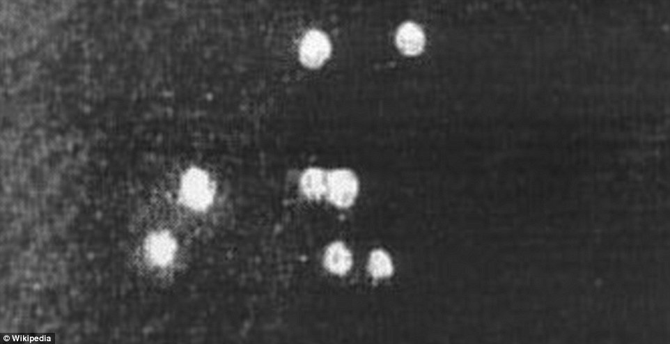 Kenneth Arnold cho hay anh trông thấy 9 UFO trên đỉnh Rainier vào 24/6/1947. Hiện tượng tương tự cũng xảy ra tại Tulsa, bang Oklahoma gần một tháng sau đó. 