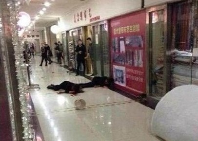 Trung Quoc: Tan cong man ro tai trung tam thuong mai hinh anh