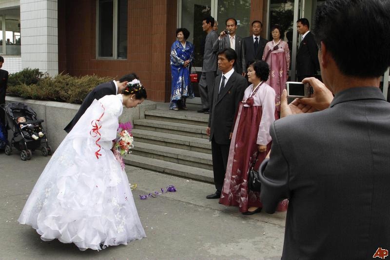 Cô dâu, chú rể cúi chào trước bố mẹ. 