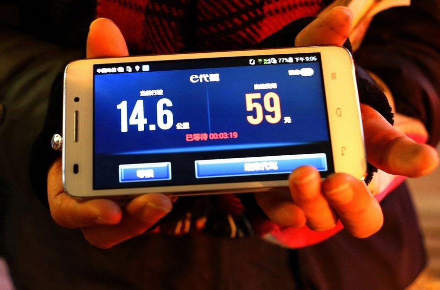 Ma lái xe trên một con đường đông đúc ở Xujiahui, một khu trung tâm tại thành phố Thượng Hải. Theo cô, chỉ vài phụ nữ làm nghề lái xe hộ bởi công việc này thường thích hợp với những người đàn ông hơn. “Chiều cao 1m75 và vẻ nam tính giúp tôi tránh những khách hàng có ý định xấu xa. Tôi cũng ít khi lái xe tới những nơi xa do lo ngại về sự an toàn”, Ma tâm sự. 