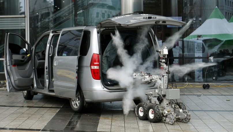 Robot của lực lượng đặc nhiệm Hàn Quốc chuyển bom giả lên xe trong buổi diễn tập chống khủng bố tại Hội nghị An ninh Hạt nhân thành phố Seoul. 