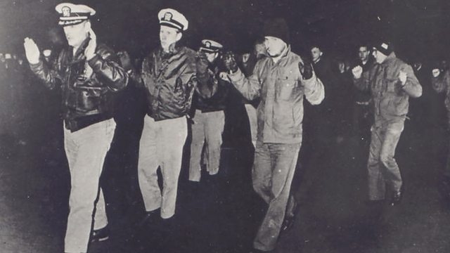 Các thủy thủ Mỹ trên tàu USS Pueblo bị Triều Tiên bắt làm tù binh. Ảnh: BBC