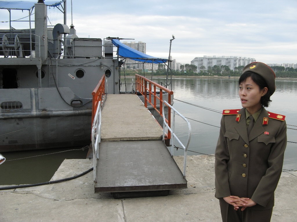Một nữ hướng dẫn viên du khách tham quan tàu USS Pueblo neo ở một con sông tại Bình Nhưỡng. Ảnh: The Oregonian