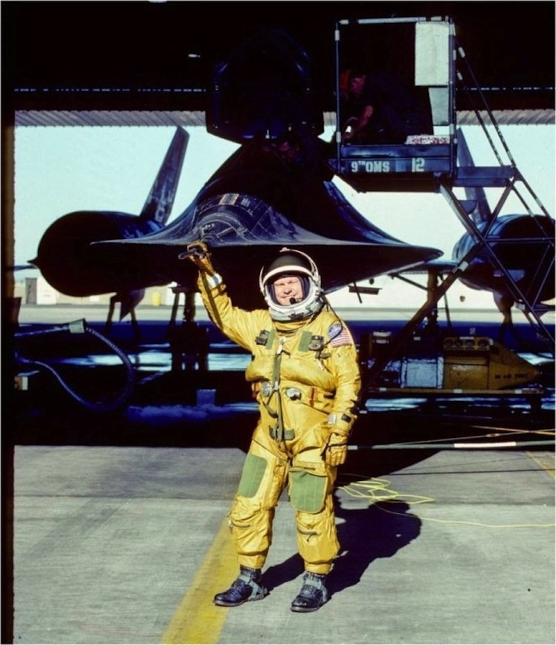 Phi công của SR-71 buộc phải mặc quần áo giảm áp và đội mũ bảo hiểm dành cho các phi hành gia 