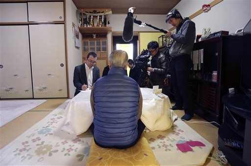 Ông Shoichi Yukawa, cha của con tin Haruna bị phiến quân IS sát hại, gặp gỡ báo chí trong ngày 25/1. Ảnh: AP