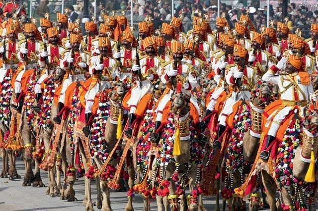 Mùi của lạc đà khiến ngựa sợ hãi, khiến kỵ binh đối thủ hoang mang và mất kiểm soát. Người Parthia và Sassanid trang bị cho lạc đà để trở thành những kỵ binh hạng nặng.