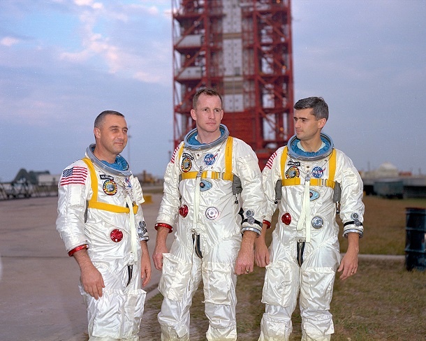 Thảm họa không gian đầu tiên của NASA xảy ra vào ngày 27/1/1967 khi quá trình thử nghiệm Apollo 1, sứ mệnh thám hiểm không gian có người đầu tiên theo chương trình đổ bộ Mặt trăng, thất bại. Vụ cháy khiến 3 phi hành gia là Edward H. White II, Virgil I. “Gus” Grissom và Roger B. Chaffee thiệt mạng. Việc sử dụng oxy tinh khiết trong cabin và cửa bên trong vẫn là hai nguyên nhân cơ bản dẫn tới thảm họa. Sự cố buộc NASA phải thay đổi về thiết kế và nâng tính an toàn của các chương trình không gian sau này.