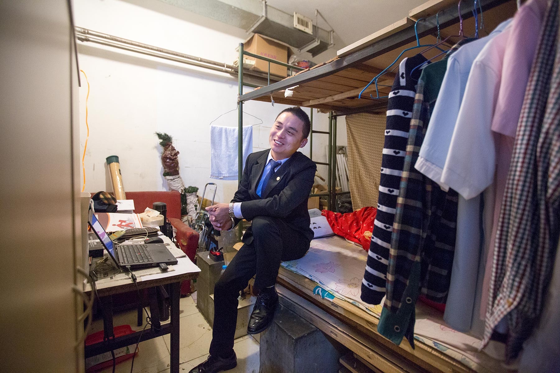 Wei Kuan, nhân viên bán bảo hiểm, nói rằng, anh chọn sống trong căn hộ dưới tầng hầm vì muốn tiết kiệm tiền cho những mục đích khác. Wei cùng 9 người đàn ông khác cùng sống trong căn phòng rộng khoảng 300 m2. “Nhiều đồng nghiệp của tôi sống trên mặt đất, như vậy là quá thoải mái. Cuộc sống dưới đây buộc tôi phải làm việc chăm chỉ hơn”, Wei nói. Hiện thu nhập hàng tháng của anh là <abbr class=