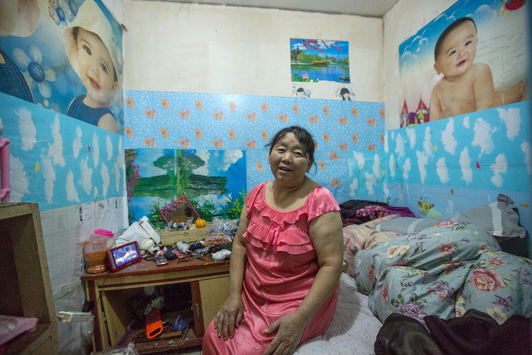 “Gia đình tôi sống cùng nhau trong căn phòng 4m2. Chúng tôi an tâm ngủ vào ban đêm và xem TV. Tuy vậy, gia đình không có ý định ở đây mãi mãi ”, Chen Laxiu. 50 tuổi, tới từ thị trấn khai thác mỏ Liupanshui, tỉnh Quý Châu, nói. Gia đình bà Chen sống dựa vào hơn một mẫu đất, nhưng nó là quá ít ỏi khi 3 con trai của bà lập gia đình. Trông chờ vào đồng ruộng không thể giúp cuộc sống của gia đình bà ổn định. Do đó, sau khi con trai út chuyển tới Bắc Kinh, Chen cùng chồng cũng đi theo con. 