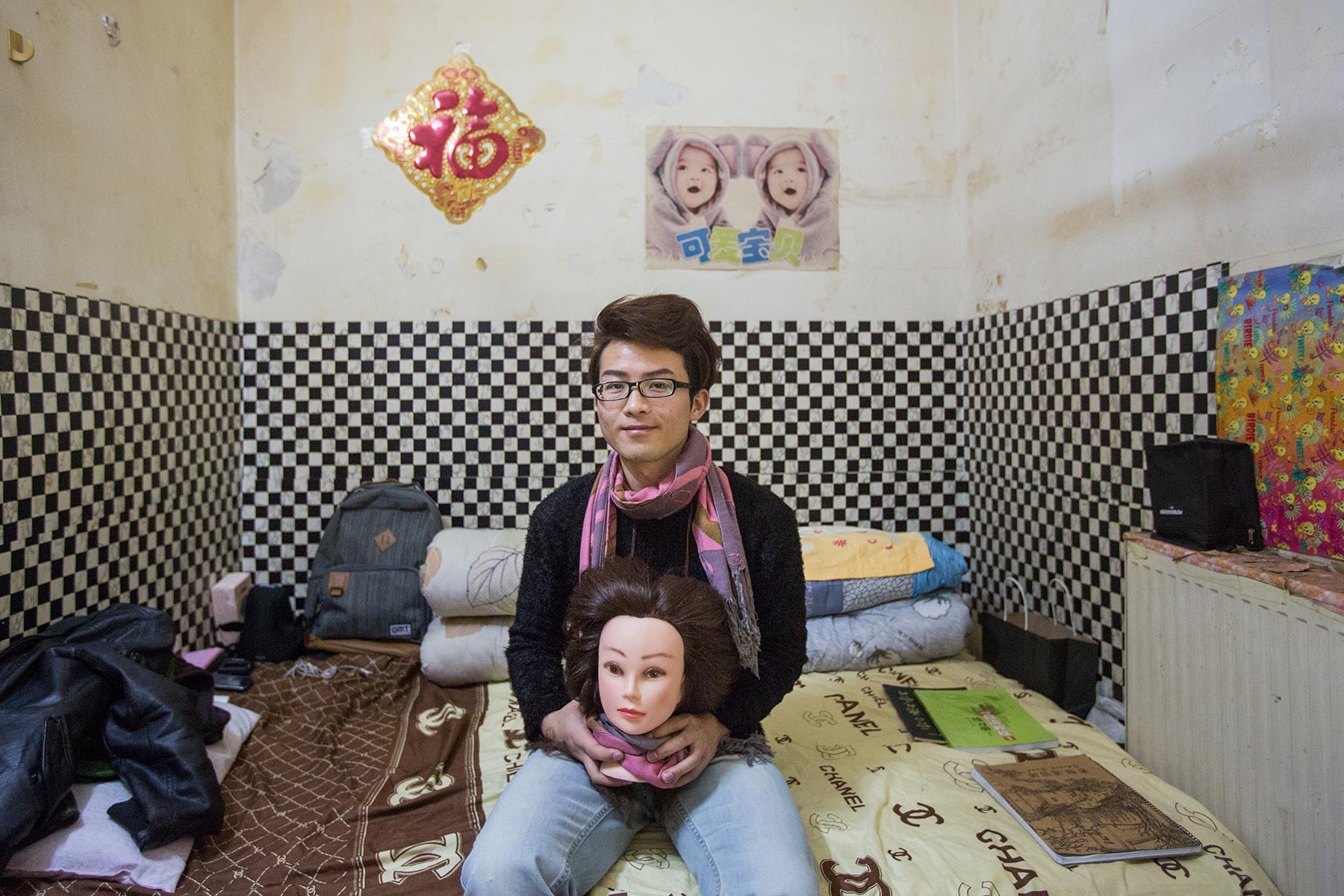 Năm 2013, Zhang Xinwen bỏ học và rời Vũ Hán để tới Bắc Kinh học nghề trang điểm. “Tôi không che giấu việc tôi đang sống trong một căn phòng dưới lòng đất. Bạn của tôi đều biết điều này”, chàng trai yêu thích danh họa Van Gogh chia sẻ. Tuy nhiên, sau một năm rưỡi sống tại đây, Zhang nhận thấy nơi đây quá đông đúc và “không còn điều gì níu giữ”. Chàng trai đã đặt mục tiêu hoàn thành khóa học trang điểm trong thời gian ngắn nhất và quay trở về Vũ Hán. 