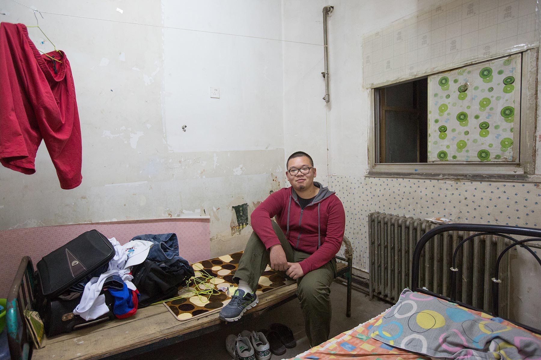 “Các phòng trở nên ẩm ướt và có mùi hôi thối vào mùa hè. Tôi đặt một tấm khăn lên đầu giường và chỉ qua một đêm, nấm mốc lốm đốm màu xanh lá cây, xanh dương, trắng đã bám đầy trên đó”, Li Yang, từ Thông Châu, ngoại ô Bắc Kinh, miêu tả điều kiện sống tồi tệ trong căn phòng dưới lòng đất mà anh thuê với giá 500 - 600 nhân dân tệ/ tháng. 