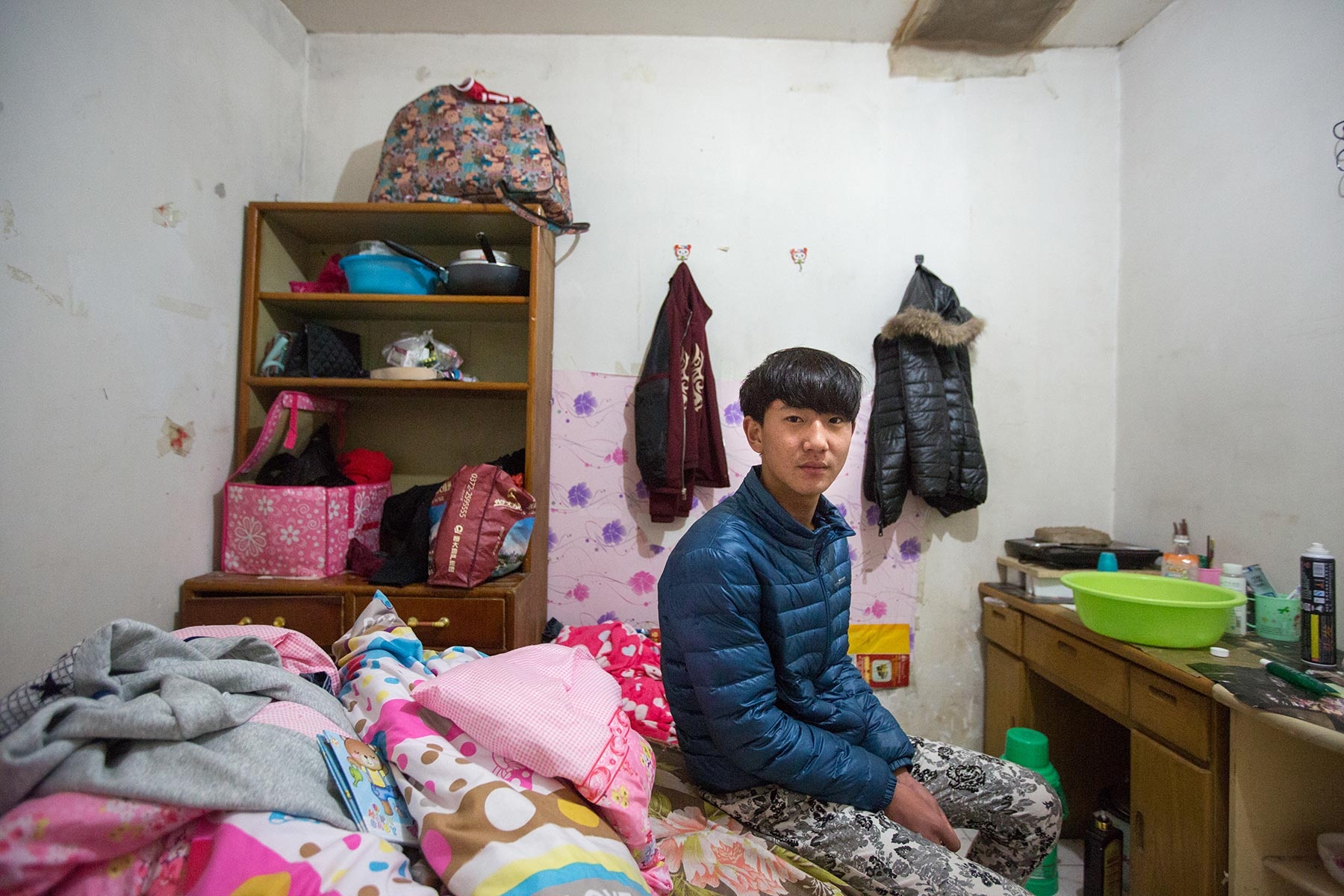 Chang Wanle, 18 tuổi, rời nhà từ thành phố Anyang, tỉnh Hà Nam, để tới thành phố Bắc Kinh. Hiện Chang là đầu bếp của một nhà hàng. Anh sống cùng bạn gái trong căn phòng thuê với giá hơn <abbr class=