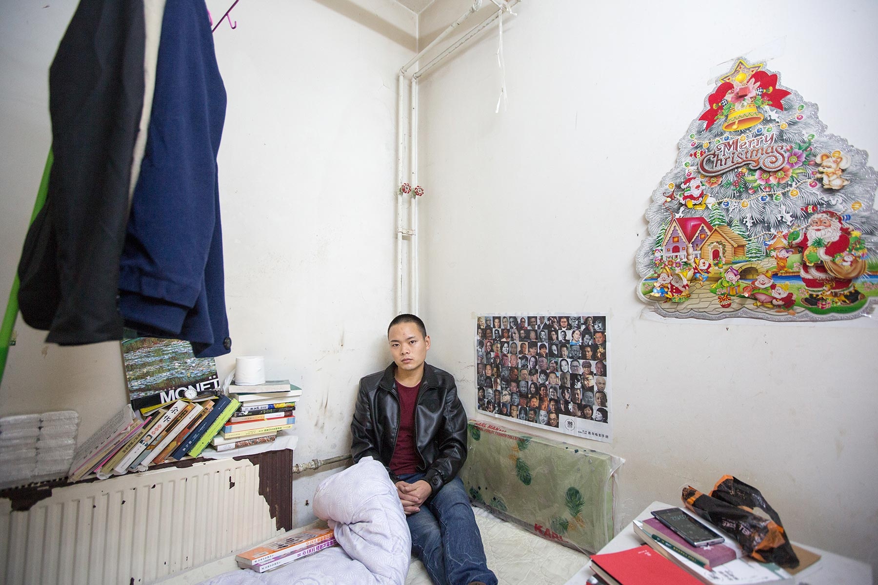 Liu Hao là một tài năng chớm nở về thơ văn, nhiếp ảnh đến từ Hà Nam. Anh chuyển tới căn phòng mới rộng khoảng 8m2 vì căn nhà anh thuê trước đó bốc mùi, ẩm mốc, và nước lọt vào bên trong phòng. Liu nói rằng, anh luôn cảm thấy mệt mỏi bởi ánh sáng mặt trời không thể chiếu xuống nơi anh ở. “Con người thật quá đáng sợ. Thậm chí mặt đất còn không đủ chỗ chứa chúng ta. Chúng ta có tàu điện ngầm, bãi đỗ xe và giờ là nhà dưới lòng đất”, 