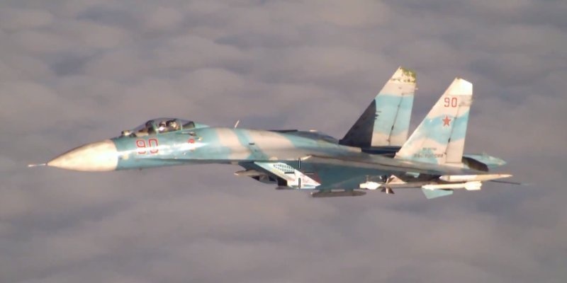 Tiem kich Su-27 cua Nga chan may bay do tham P-3 Orion hinh anh