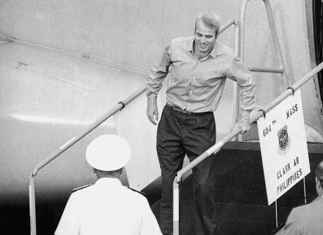 Tù binh Mỹ John McCain được thả tự do vào tháng 3/1973 sau hơn 5 năm ông bị bắt tại chiến trường Việt Nam. Một trong những nội dung quan trọng của Hiệp định Paris là việc trao đổi tù binh giữa hai bên. Sau này, ông McCain là một trong những thượng nghị sĩ có ảnh hưởng tại Mỹ thường vận động ủng hộ phát triển mối quan hệ Việt - Mỹ. Ảnh: AP