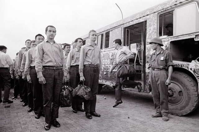 Ngày 29/3/1973, Bộ Chỉ huy Mỹ ở Sài Gòn làm lễ cuốn cờ. Nhóm quân lính Mỹ cuối cùng rút khỏi miền nam Việt Nam. Sự kiện có sự chứng kiến của các quan chức Việt Nam Dân chủ Cộng hòa. Với Hiệp định Paris, Mỹ buộc phải chấm dứt chiến tranh ở Việt Nam, rút khỏi Việt Nam và Đông Dương, chấm dứt dính líu quân sự, tạo thuận lợi cho cách mạng phát triển. Trong khi đó, chính quyền ngụy ở Sài Gòn mất chỗ dựa về quân sự, bị suy yếu và lún sâu vào khủng hoảng chính trị. Ảnh: AFP