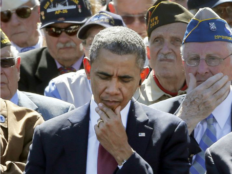 Đầu tháng 6/2014, Tổng thống Obama bị phát hiện nhai kẹo cao su khi đang dự lễ kỷ niệm ngày quân đồng minh đổ bộ D-Day trong Thế chiến 2. Sự kiện diễn ra tại Pháp. Trong khi ban tổ chức giới thiệu Nữ hoàng Anh Elizabeth 2, máy quay chuyển tới ghi hình nhà lãnh đạo Mỹ và bắt được khoảnh khắc ông Obama đang nhai kẹo. Một người dùng Twitter bày tỏ bức xúc: 