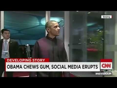 Tổng thống Obama vẫn nhai kẹo cao su khi bước trên thảm đỏ tham dự một sự kiện quan trọng tại hội nghị APEC diễn ra ở Bắc Kinh, Trung Quốc, vào tháng 11/2014. Một người dùng Internet tại Trung Quốc thể hiện sự bức xúc: 