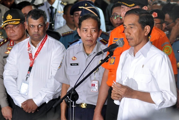 Tổng thống Indonesia, ông Joko Widodo (phải), tại buổi họp báo và gặp gỡ các gia đình nạn nhân ở trung tâm khủng hoảng tại thành phố Surabaya ngày 30/12. Tổng giám đốc AirAsia, ông Tony Fernandes (trái), thường xuyên có mặt tại Indonesia trong những ngày đầu chiến dịch tìm kiếm. So sánh giữa hai tai nạn QZ8501 và MH370, hãng AirAsia được đánh giá tốt hơn Malaysia Airlines do luôn minh bạch thông tin và cách tiếp cận với gia đình các nạn nhân chu đáo. Ảnh: AFP