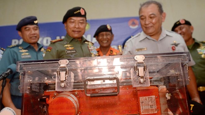 Quân đội Indonesia vận chuyển một trong hai hộp đen trên máy bay của hãng AirAsia về cảng tại thị trấn Pangkalan Bun vào chiều nay 12/1. So với những nhận định ban đầu rằng các hộp đen còn nằm trong phần đuôi máy bay, đội tìm kiếm vớt được hộp đen ở trong vùng bán kính khoảng 25 mét từ nơi tìm thấy mảnh vỡ của đuôi máy bay.