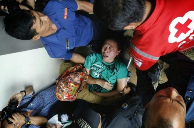 Một người đã ngất sau khi thấy hình ảnh giống như thi thể người trên truyền hình do kênh TVOne phát sóng trực tiếp. Xe cứu thương đã tới nơi mà cuộc họp báo diễn ra. Ảnh: Twitter