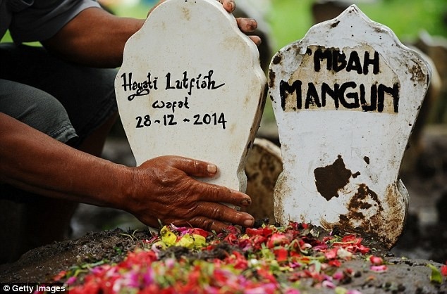 Thi thể nạn nhân đầu tiên trong chuyến bay QZ8501 được bàn giao cho người nhà vào ngày 1/1 là thi thể của cô Hayati Luftiah Hamid. Gia đình họ đã tổ chức đám tang cho cô Hayati cùng ngày. Các chuyên gia nhận diện được Hayati dựa trên dấu vân tay và những vật dụng cá nhân của cô. Ảnh: AP