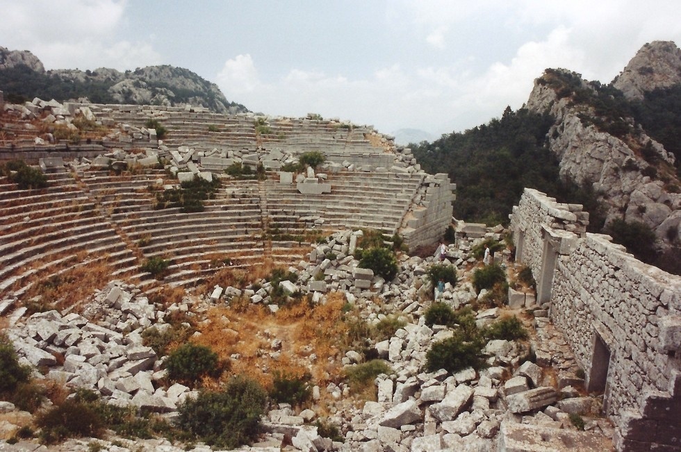 Với cấu trúc giống một pháo đài thành Thrones thực thụ, thành phố Termessos tại Thổ Nhĩ Kỳ tọa lạc trên ngọn núi cao 1.000 m.  Alexander đại đế không ngừng nuôi ý định chinh phục thành phố này. 
