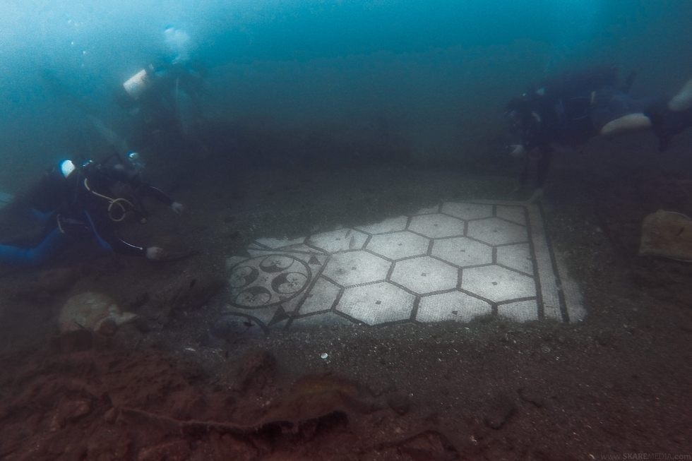 Baia của Italy được coi là Las Vegas của đế chế Rome.  Thành phố nằm trên các đỉnh núi lửa và nổi tiếng với những phương thức chữa lành bệnh. Khi những tàn tích của thành phố dần biến mất, mực nước bắt đầu tăng chậm do các đỉnh núi lửa trải dài khắp khu vực. Đa số những tàn tích giờ chìm sâu dưới dòng nước của một vịnh gần dãy Naples. Ngày nay du khách có thể thực hiện các chuyến hành trình trên thuyền, lặn hoặc ngắm những công trình kiến trúc và biểu tượng còn khá nguyên vẹn dưới nước. 