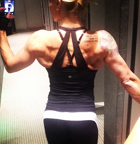 Một cô gái khoe cơ thể lực lưỡng trong phòng tập thể hình. Ảnh: Instagram