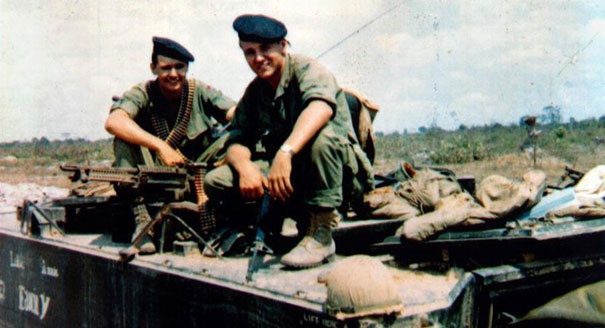 Ông Chuck Hagel (phải) và em trai Tom Hagel đều tham gia cuộc chiến ở Việt Nam. Ảnh: AP