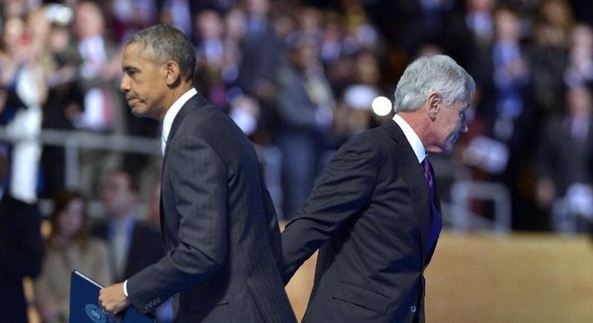 Ngày 28/1 tại căn cứ quân sự Myer Henderson gần thủ đô Washington, Tổng thống Obama đã cử hành lễ tiễn ông Chuck Hagel rời nhiệm sở. Ông Hagel thông báo từ chức Bộ trưởng Quốc phòng Mỹ vào cuối tháng 11/2014. Tổng thống Obama đã chấp thuận đề nghị này, đồng thời đề cử ứng viên kế nhiệm Hagel là ông Ashton Carter, cựu thứ trưởng ở Lầu Năm Góc.  Ảnh: Xinhua