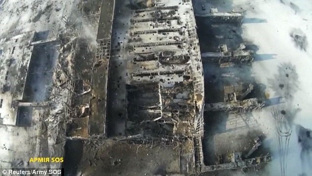 Sân bay Donetsk tan hoang sau nhiều tháng trở thành mục tiêu giao tranh.