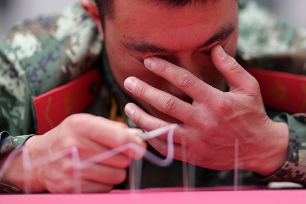 Sĩ quan sẽ thực hiện bài tập giẫm lên những cây kim kéo dài trong 2-3 tiếng. Mục đích của bài tập là nâng cao sức chịu đựng của thành viên đội dỡ bom. 