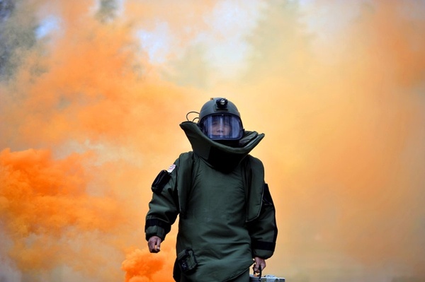 Một cảnh sát chuẩn bị thực hiện bài luyện tập tháo dỡ bom trong làn khói dày đặc. Người ta dùng khói để mô phỏng môi trường hoạt động trong thực tế.  
