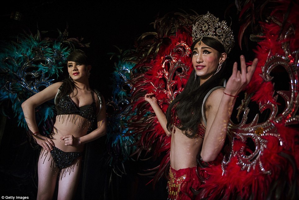 Họ xuất hiện trên sân khâu như những nữ hoàng sắc đẹp thực thụ. 