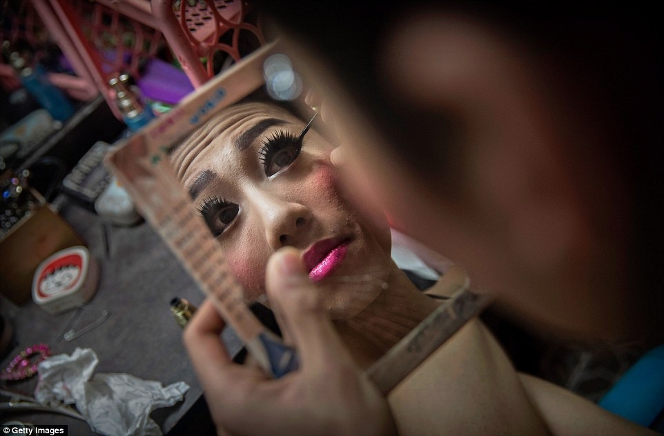  Trong khi đó, Baomei dùng bút kẻ mắt chỉnh lại nhan sắc thêm lộng lẫy hơn. 