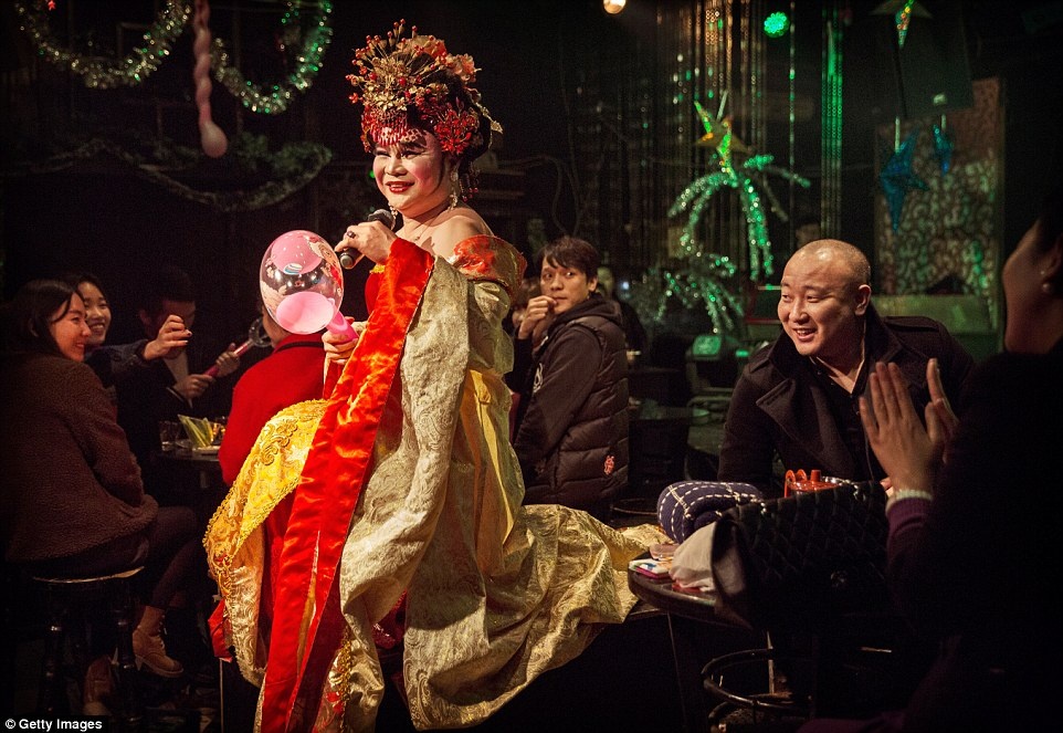 Mianbao mặc trang phục khá giống truyền thống và biểu lộ khuôn mặt đầy biểu cảm. 