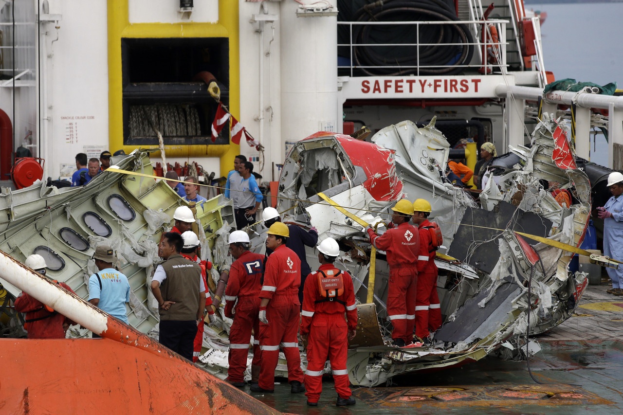 Phi cong phu QZ8501 co the da cam lai khi may bay gap nan hinh anh