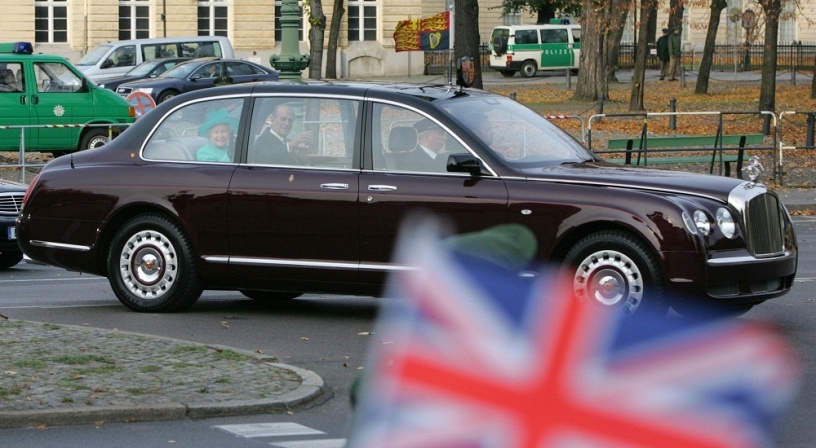 Xe Bentley State Limousine dùng để phục vụ Nữ hoàng Anh Elizabeth. Đây là mẫu xe dành riêng cho Nữ hoàng, được thiết kế vào năm 2002. 