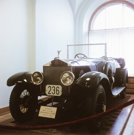 Vladimir Lenin sở hữu một chiếc Turcat-Mery 28, một xe Delaunay-Belleville-45 và một xe Renault-40 CV. Vào những năm 1920, Lenin sử dụng xe Rolls Royce 40/50 Silver Ghost huyền thoại.