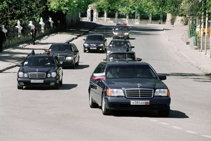Tổng thống Nga đầu tiên, Boris Yeltsin, sử dụng xe bọc thép ZIL-4105 từ năm 1991. Sau đó, ông chuyển sang xe Mercedes S500 Pullman Guard (W140). 