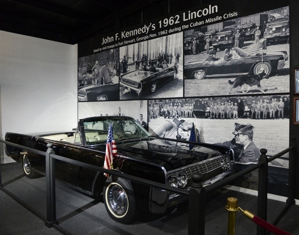 Tổng thống Mỹ trong giai đoạn 1961-1963, Johan F. Kennedy, sử dụng xe Lincoln Continental. Tại thời điểm vụ ám sát xảy ra ở Dallas, bang Texas, ông ngồi trên chiếc Lincoln Continental SS-100-Х. 
