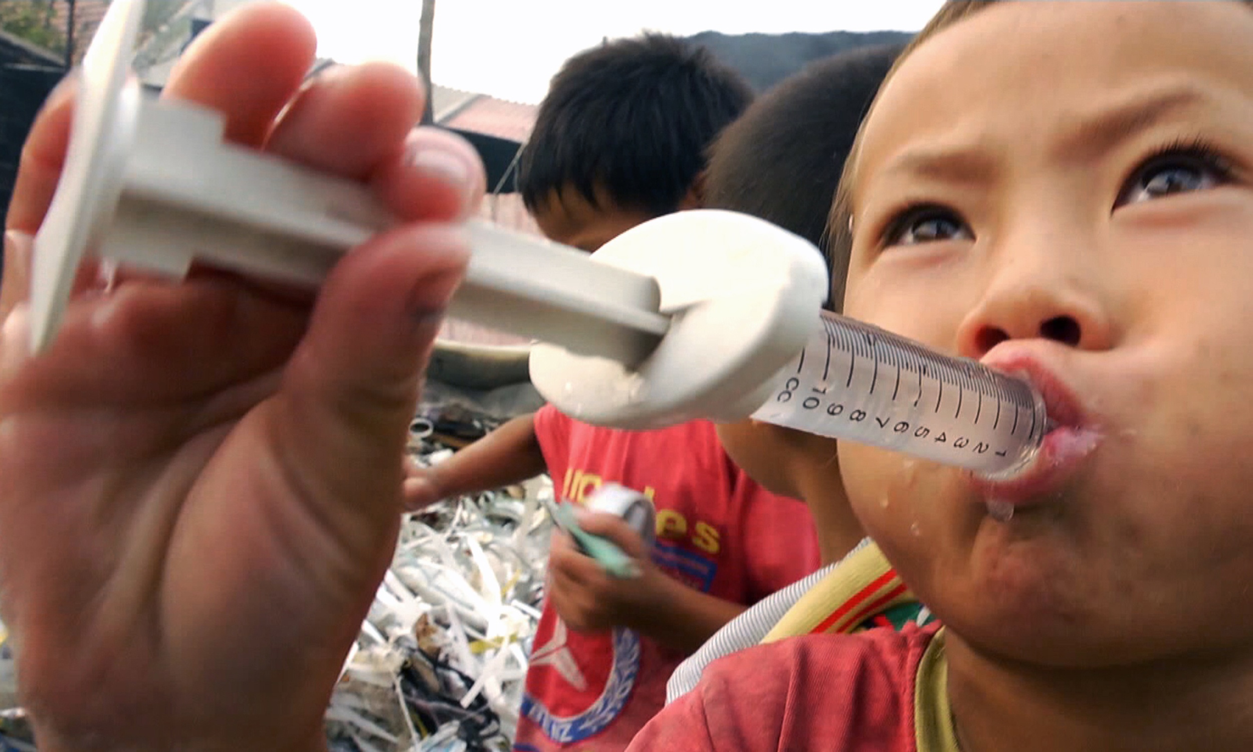 Cuoc song nguy hiem cua tre em ben nui rac hinh anh