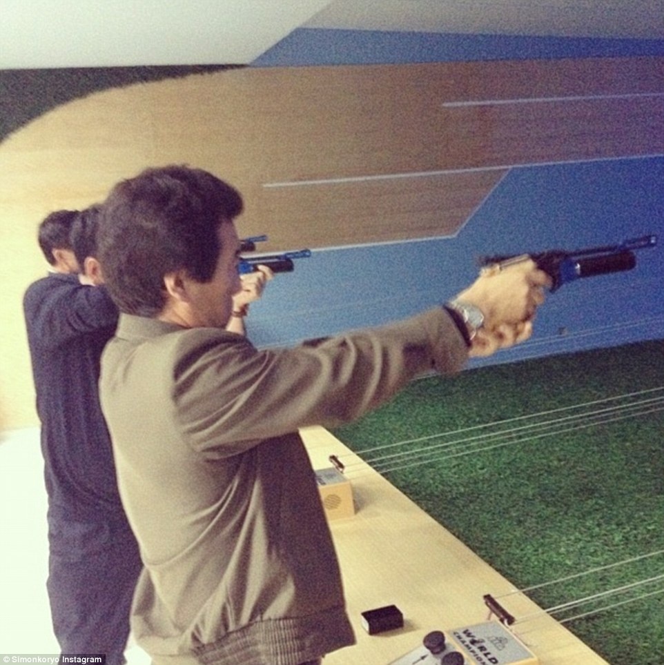 Hai người đàn ông luyện tập kỹ năng bắn súng tại trường bắn Kumrong ở Bình Nhưỡng. 