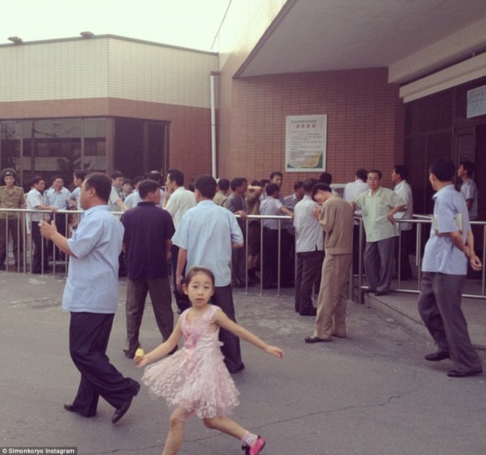 Rất đông người dân xếp hàng dài bên ngoài nhà máy bia Kyonghunggwan.