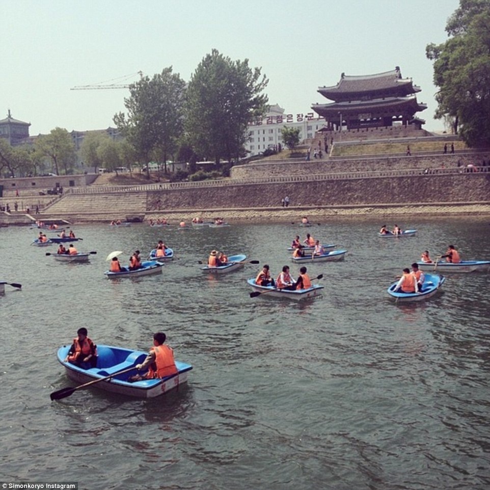 Theo nhiếp ảnh gia Cockerell, người Triều Tiên không thích thú với trò chơi điện tử, trượt ván hay dã ngoại. mọi người thích các hoạt động khác như chèo thuyền. 