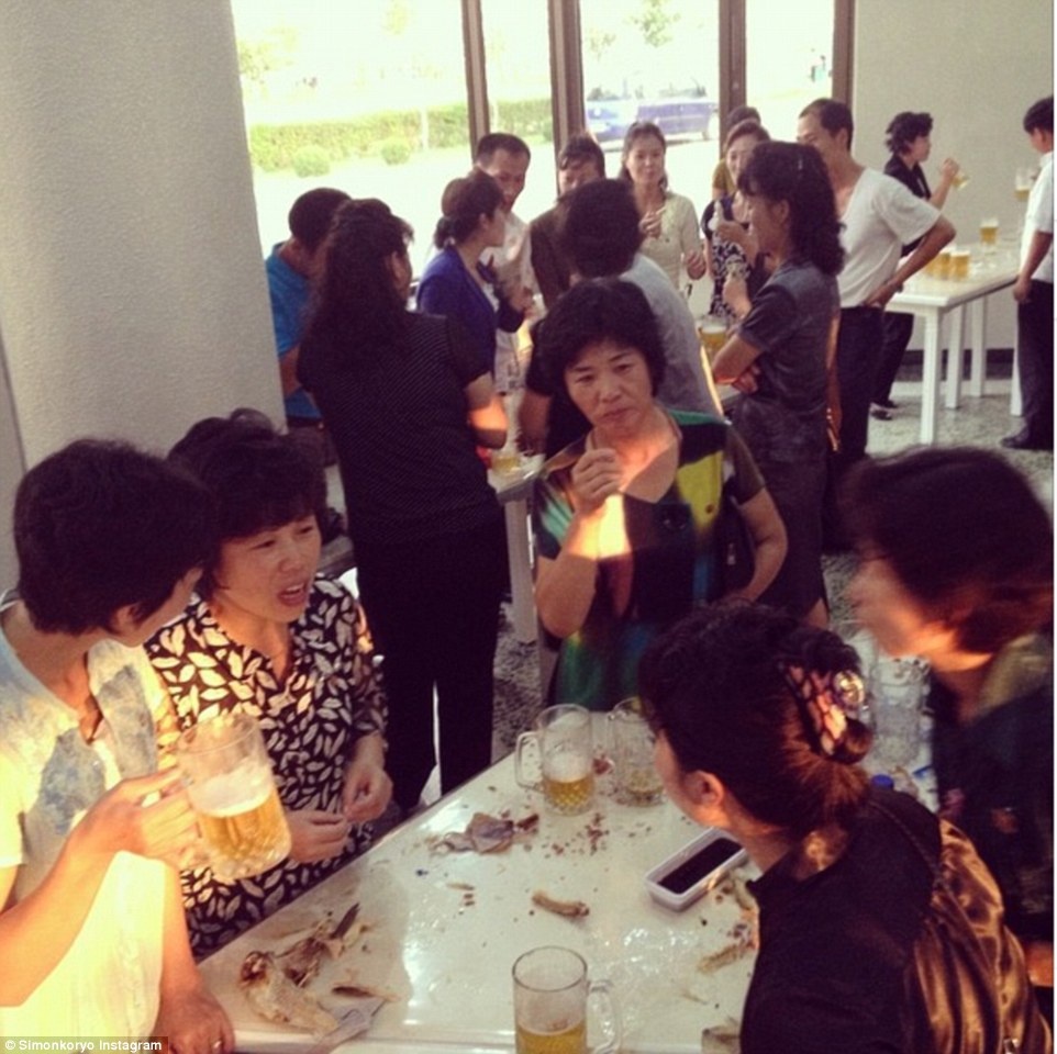 Nhiếp ảnh gia Cockerell đã găp một nhóm bác sĩ sản phụ khi họ đang uống bia và thưởng thức mực nướng. 