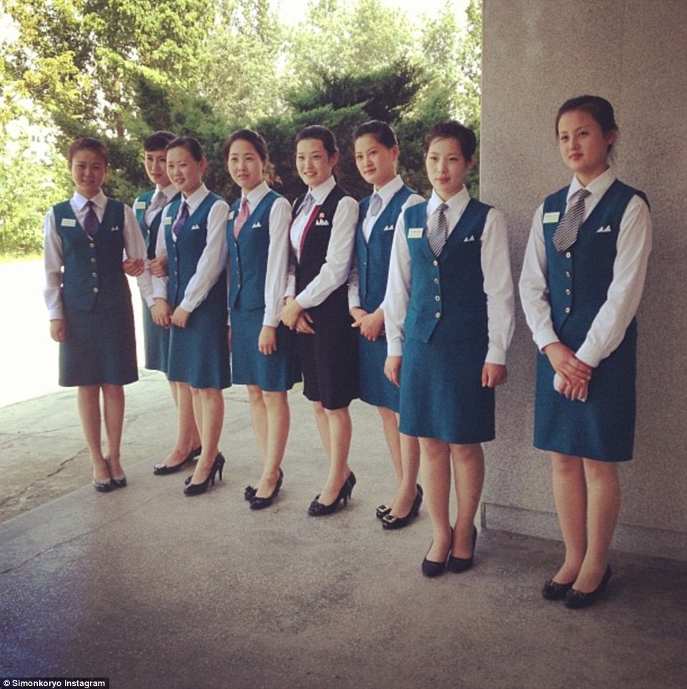 Đội ngũ lễ tân xinh đẹp của khách sạn Jangjusan tại Bình Nhưỡng. Họ mặc trong trang phục váy ngắn màu xanh và đeo bảng tên. 