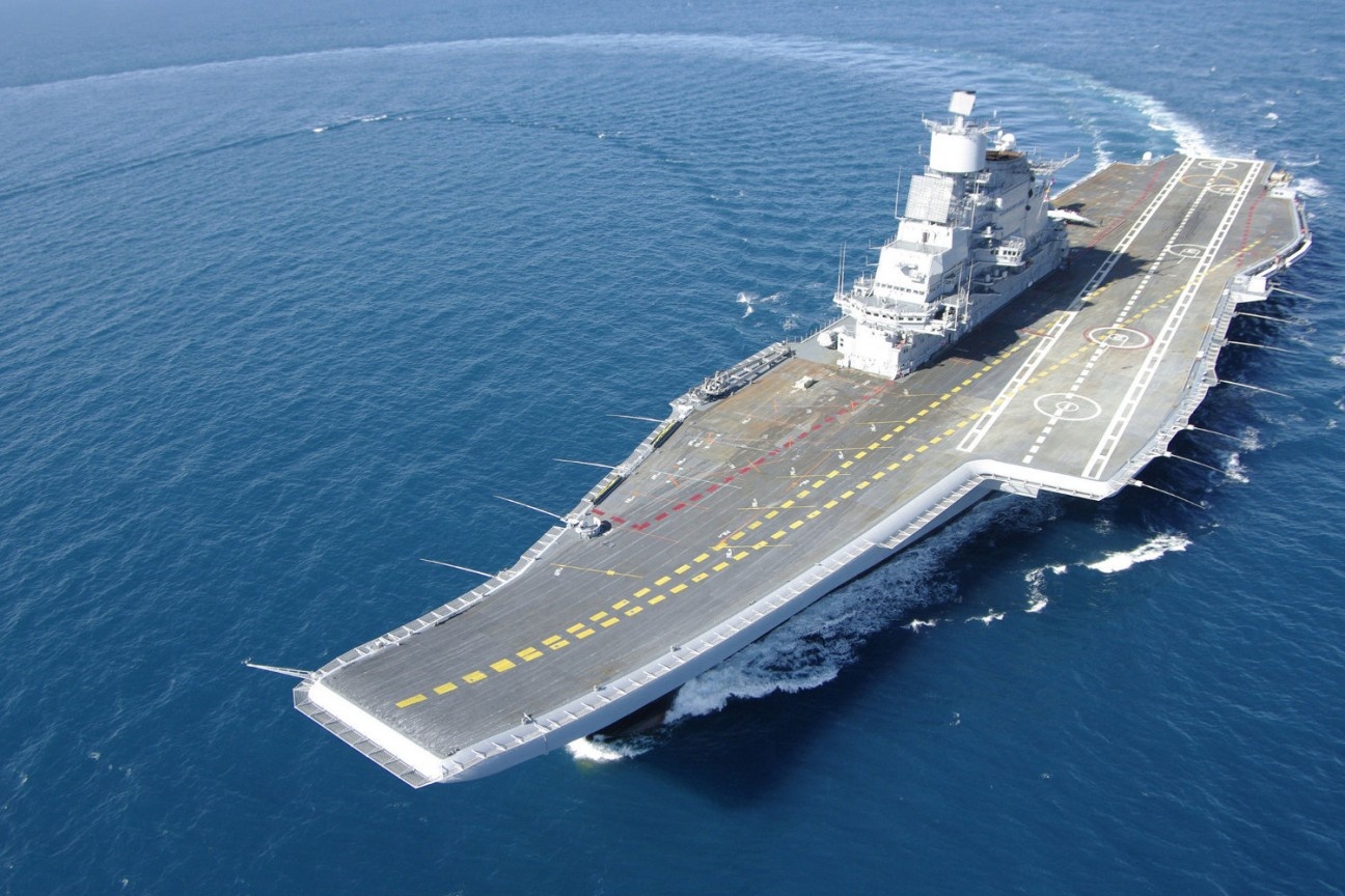 INS Vikramaditya  là tàu sân bay lớp Kiev mà Ấn Độ mua từ Tổ hợp quân sự - công nghiệp của Nga. INS Vikramaditya có chiều dài 283m, rộng 31m, lượng mớn nước 8,2m; lượng choán nước 45.000 tấn, tốc độ tuần tra 18 hải lý/h, tối đa 32 hải lý, phạm vi hoạt động lên đến 13.500 hải lý (tương đương 25.000 km). Tàu sân bay có thể chứa 1.600 tới 2.000 nhân viên, hơn 30 máy bay chiến đấu, trực thăng và nhiều loại máy bay khác. 