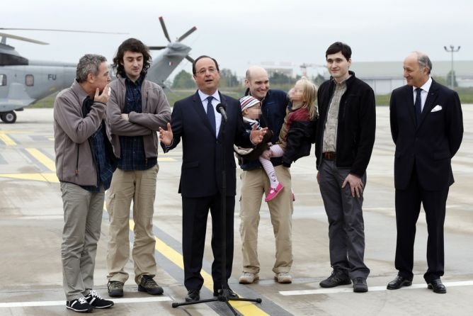 Tháng 4/2014, Tổng thống Pháp, ông Francois Hollande, chào đón bốn nhà báo người Pháp là Didier Francois, Nicholas Henin, Pierre Torres, và Edouard Elias trở về nước an toàn sau hơn 10 tháng bị bắt cóc tại Syria. Họ đều mất tích từ tháng 6/2013. Elias và Francois là phóng viên đài phát thanh Europe 1, rơi vào tay phiến quân Hồi giáo khi đang trên đường tới thành phố Alleppo. Henin và Torres mất tích tại thành phố Raqqa. Ảnh: AFP